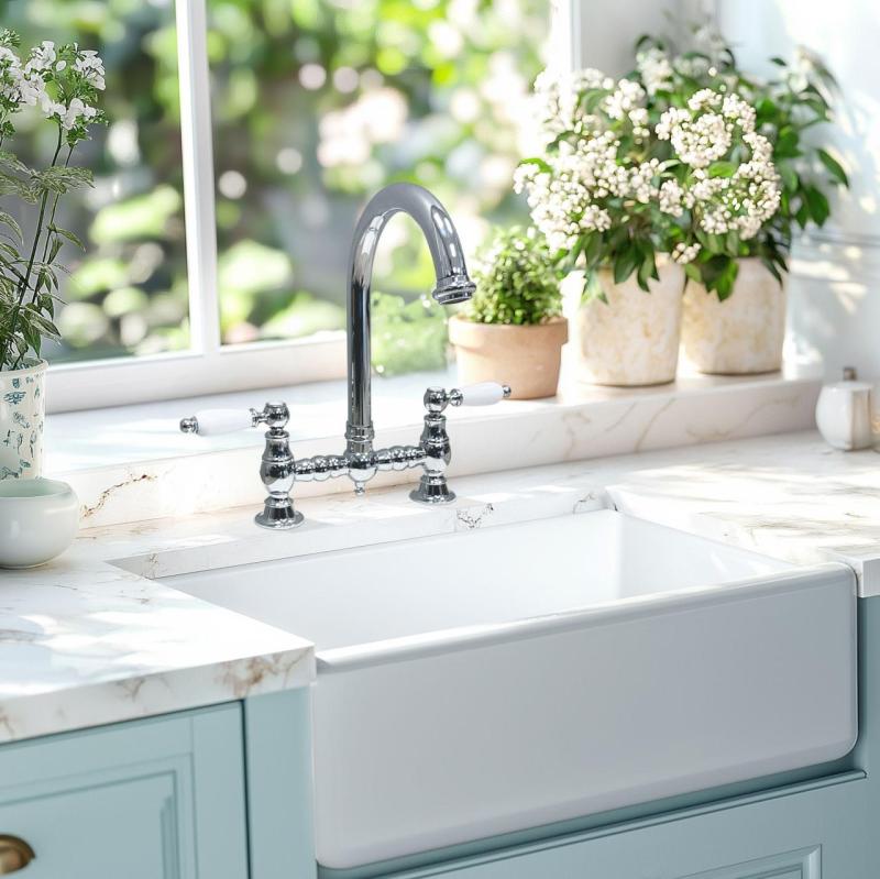 PB Nostalginen silta-keittiöhana kromi pyöreä juoksuputki valkoisilla kahvoilla PBN.CHR.R.WH