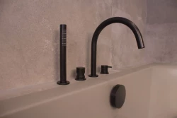 Waterevolution Flow 4-reikäinen kylpyammehana kylpyammeen reunaan asennettavaksi, musta T138PR