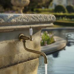 PB-klassinen seinävesihana valkoisella kahvalla, kylmä vesi ja pitkä nokka, pronssi 1208853602