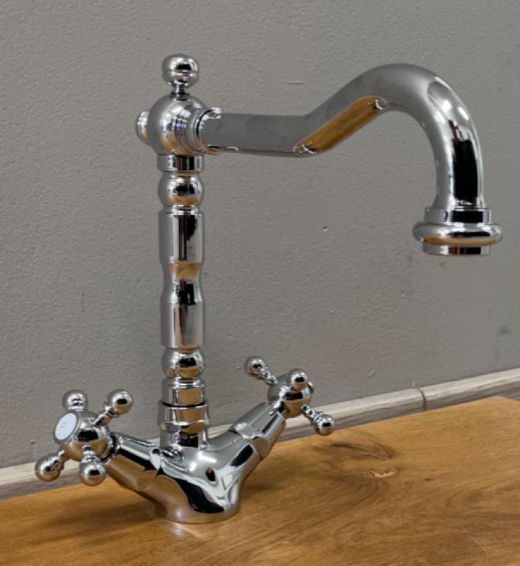 PB klassieke wastafelkraan sterknoppen uitloop 18,5 cm Chroom 1208854932

PB klassinen pesuallashana tähtikahvat juoksuputki 18,5 cm Kromi 1208854932