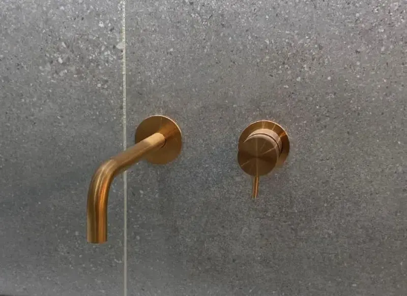 Waterevolution Flow Upouusi pesuallashana PVD harjattu kupari, ulostulo 21 cm T116BCPE-21