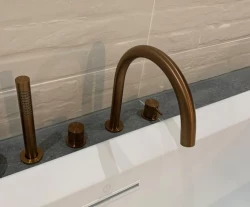 Waterevolution Flow 4-reikäinen kylpyammehana kylpyammeen reunaan asennettavaksi, täysin PVD harjattu kupari T138CPE