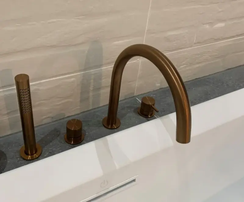 Waterevolution Flow 4-reikäinen kylpyammehana kylpyammeen reunaan asennettavaksi, täysin PVD harjattu kupari T138CPE