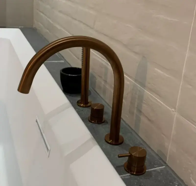 Waterevolution Flow 4-reikäinen kylpyammehana kylpyammeen reunaan asennettavaksi, täysin PVD harjattu kupari T138CPE