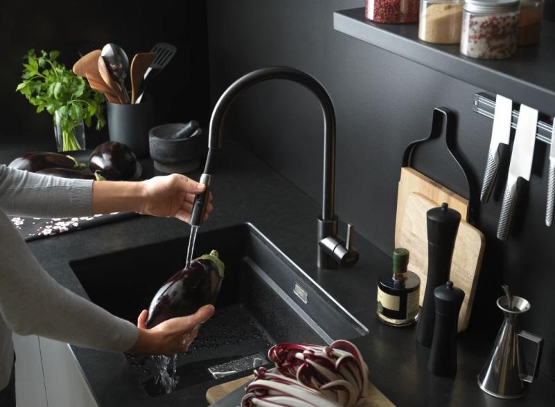 Franke Kitchen tap Eos Neo with spout pull-out spray head brushed black 115.0613.671