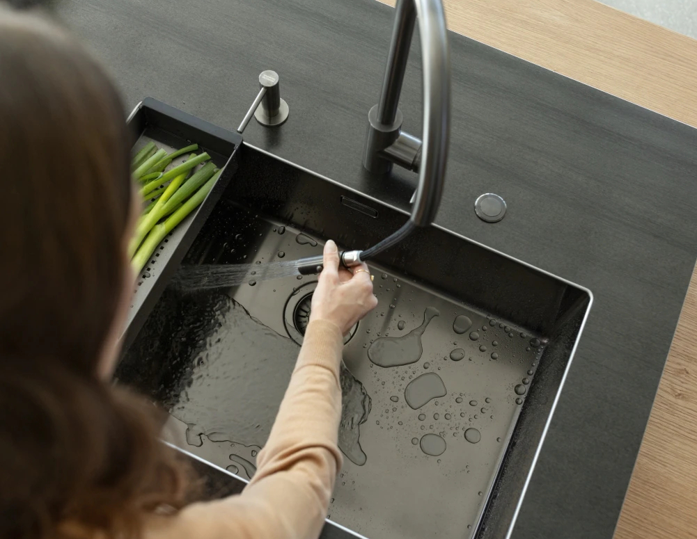 Franke Kitchen tap Eos Neo with spout pull-out spray head pvd gun metal 115.0628.256 - Productafbeelding 4