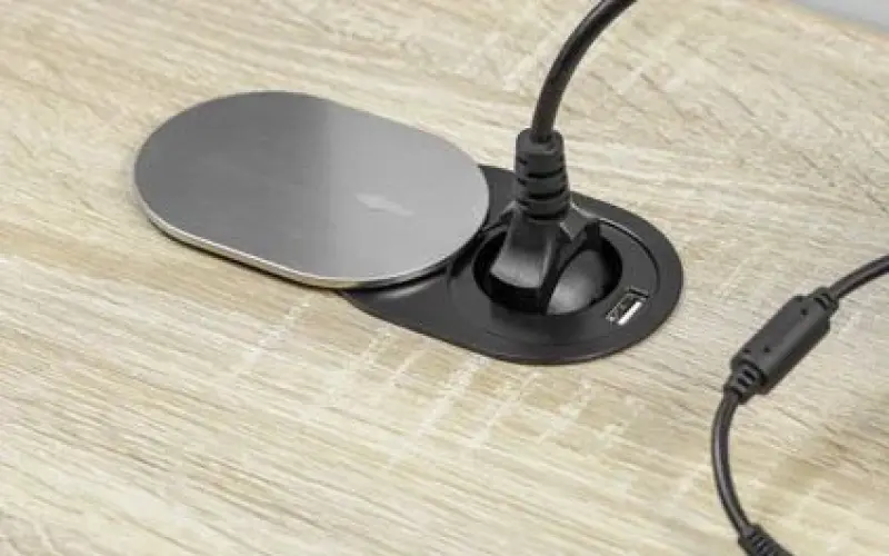 Indux Slide sisäänrakennettu keittiön pistorasia työtasossa, jossa on USB C ja pistorasia, väri ruostumaton teräs 1208957391