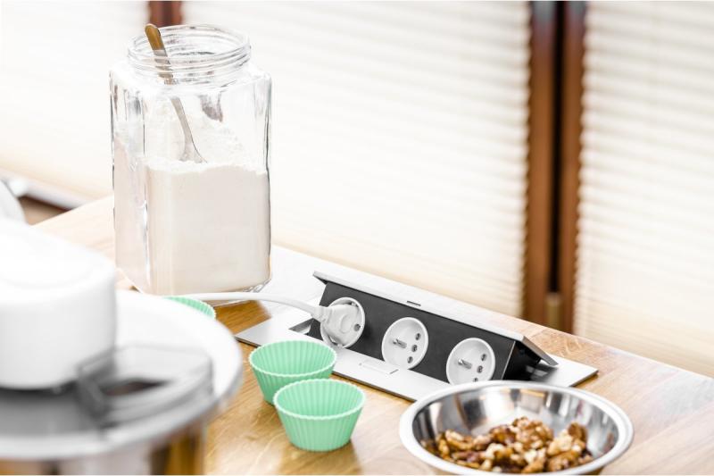 Suorakaiteen muotoinen upotettu pistorasia 1208958683