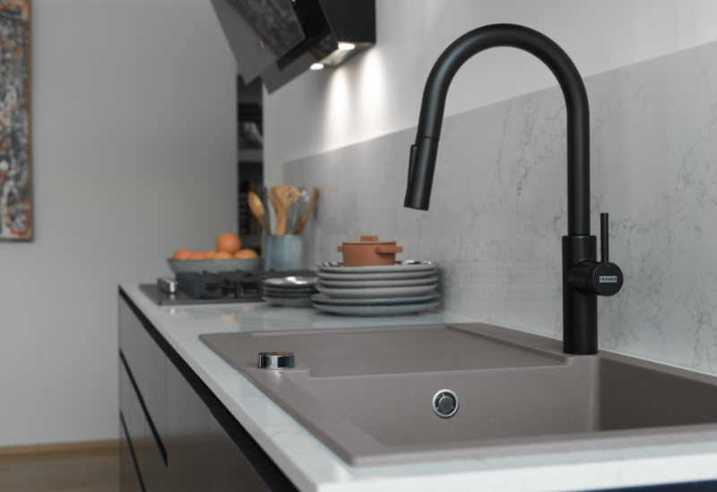 Franke Pescara J Yksikahvainen Sekoitusventtiili Musta, Irrotettavalla Ulostulolla ja Suihkutoiminnolla 115.0575.968