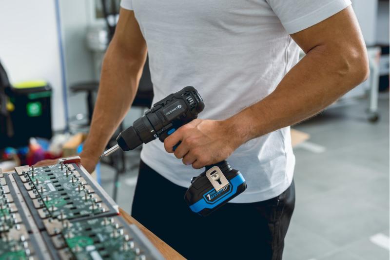 HÖGERT tehokas 18V akkukäyttöinen ruuvinväännin puulle ja metallille