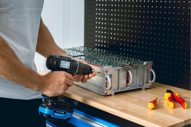 HÖGERT 18V akkuruuvinväännin, setti akun, laturin, bittipidikkeen ja poralajitelman kanssa.