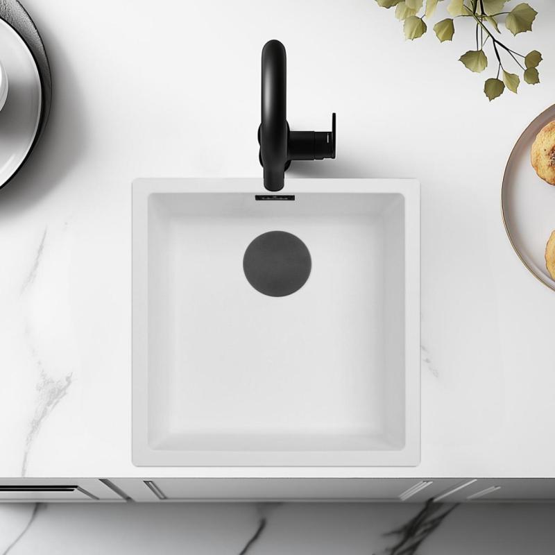 Witte Spoelbak 40x40 cm Onderbouw, Opbouw en Vlakinbouw met Mat Zwart Plug 1208970535 vertaalt naar het Fins als: Valkoinen pesuallas 40x40 cm alakiinnitys, päällikiinnitys ja tasokiinnitys m