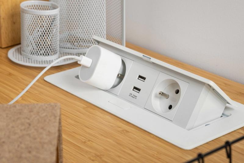 Pehmeä, ulosvedettävä pistorasiamoduuli.