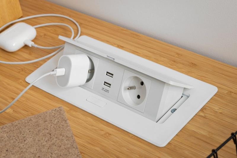 Pehmeä, ulosvedettävä pistorasiamoduuli.