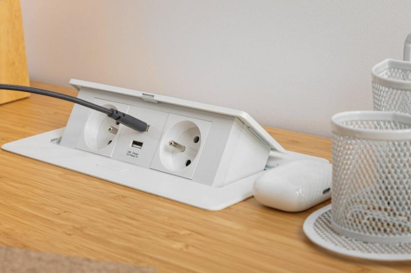 Pehmeä, ulosvedettävä pistorasiamoduuli.