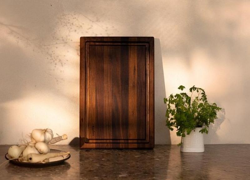 Woodsea Butcher Groove S - Saksanpähkinäpuinen leikkuulauta mehukourulla 45x30 cm 1208971534