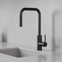 Pure.Sink Luxion Mat Musta keittiöhanan neliönmuotoinen, ulosvedettävä suutin PLXSQUA-10