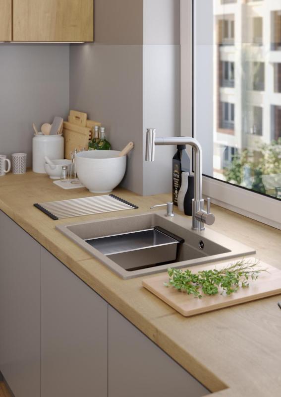 Quadri Durham Pearl Beige graniitti päälle asennettava tiskiallas 595x500, jossa on saippua-annostelija, leikkuulauta, upotettava allas ja rullattava matto 1208971814